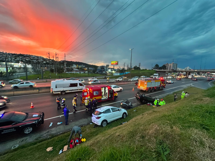 Motociclista e passageiro ficam feridos em acidente envolvendo três veículos em São José