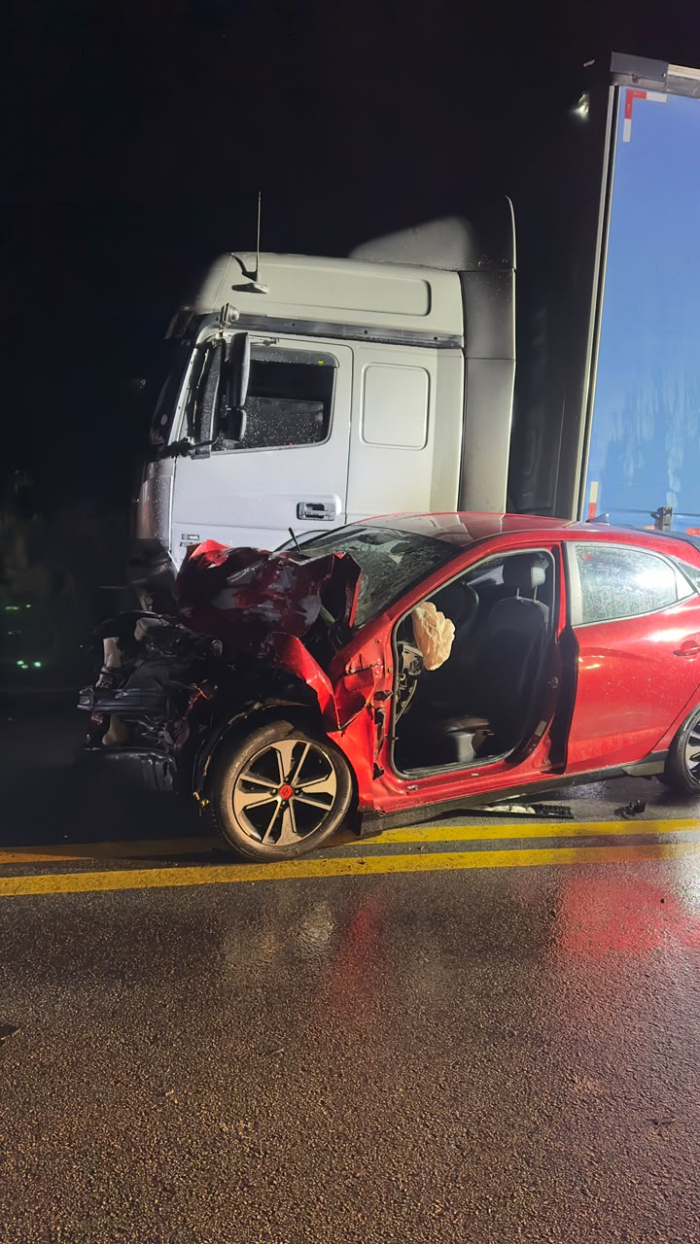 Colisão frontal entre carro e caminhão deixa um morto na BR-282, em Rancho Queimado