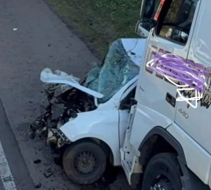Carro é arrastado por carreta após colisão e deixa dois feridos na BR-282