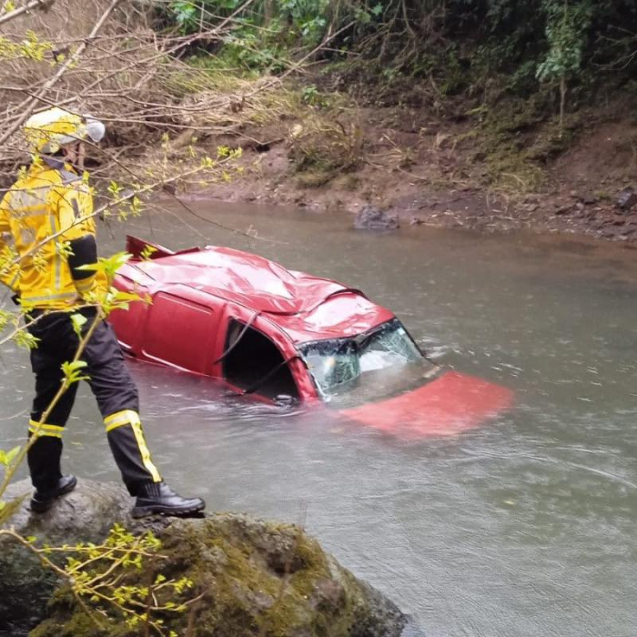 Jovem de 24 anos encontrada morta em carro submerso foi vítima de feminicídio em Santa Catarina