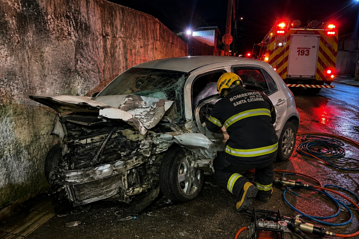 Homem fica preso às ferragens após carro bater contra muro na Trindade, em Florianópolis