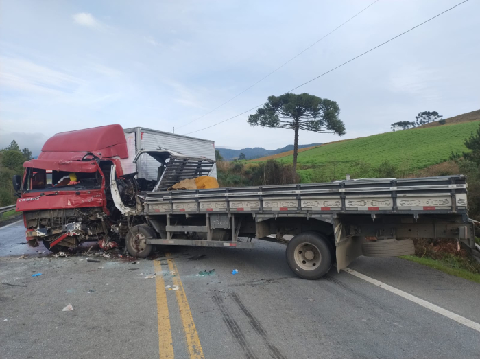 COLISÃO FRONTAL ENTRE CAMINHÕES DEIXA UM MOTORISTA MORTO E OUTRO FERIDO NA BR-282, EM ALFREDO WAGNER