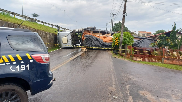 Interdição na BR-101 em Sombrio bloqueia via marginal no sentido Norte