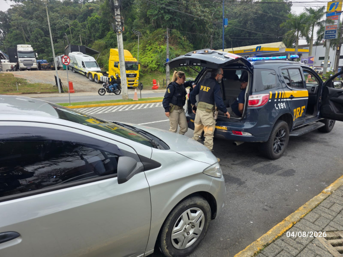PRF recupera carro furtado na BR-101 e prende suspeito em Joinville