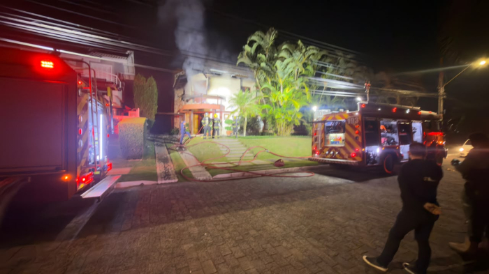 Incêndio atinge residência em Jurerê e deixa casal com ferimentos leves