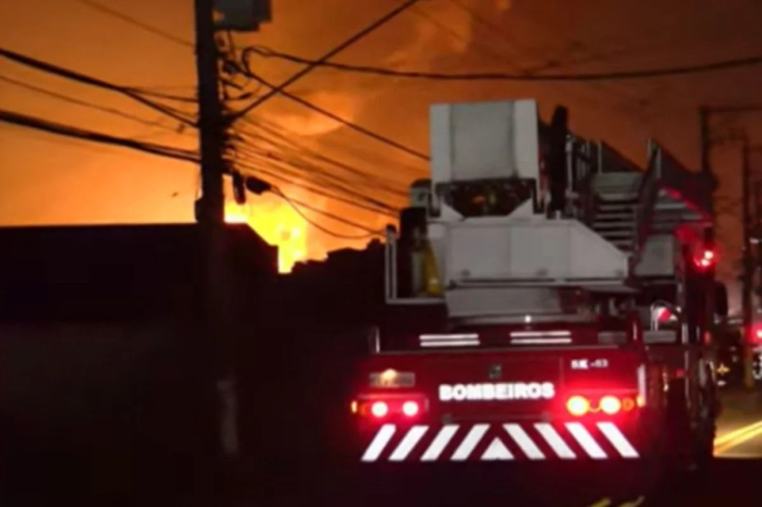 Incêndio em empresa de solventes volta a se intensificar e novas explosões assustam moradores em Itaquaquecetuba (SP)