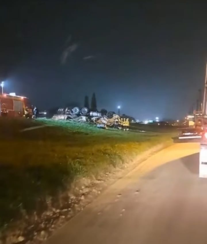 Motorista morre em grave acidente entre carretas na BR-101, em Araquari