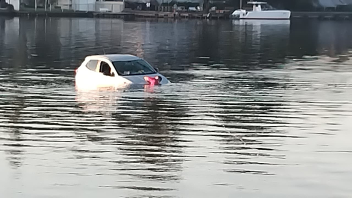 Carro é retirado da Lagoa da Conceição após ser encontrado parcialmente submerso em Florianópolis