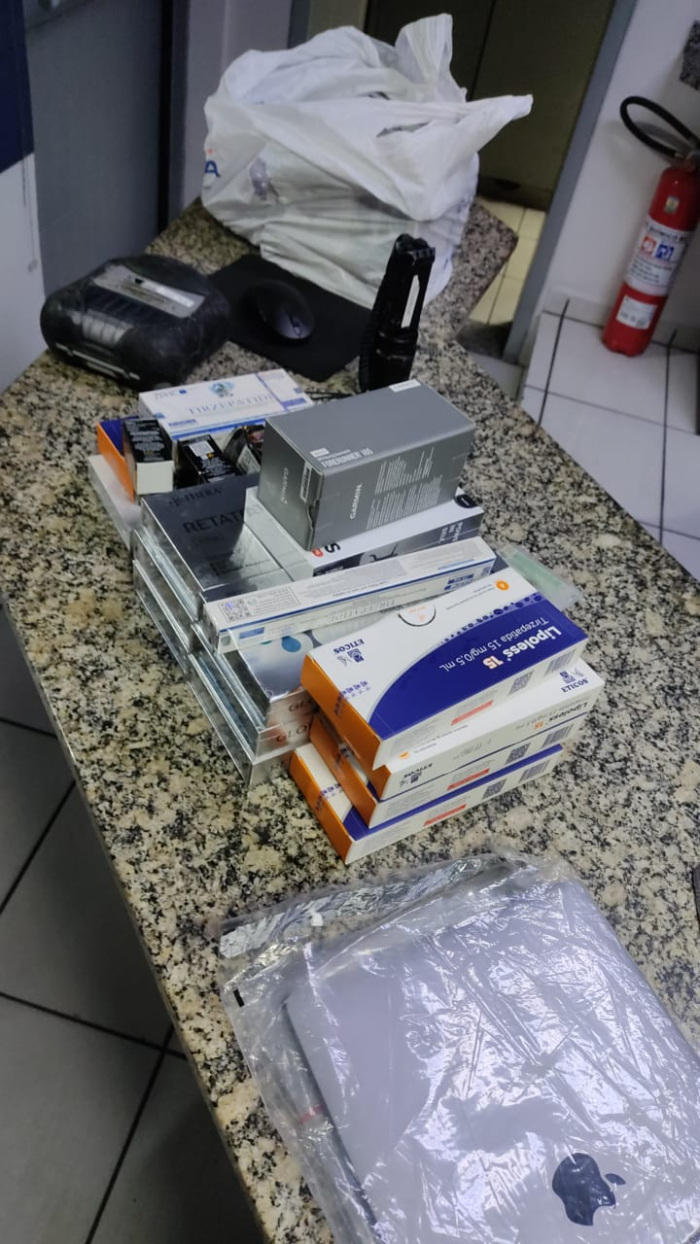 PRF apreende mais de 120 eletrônicos e 160 medicamentos ilegais na BR-101, em Joinville