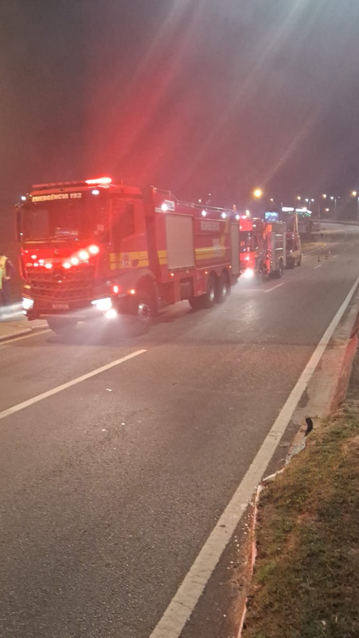 Incêndio de grandes proporções atinge oficina mecânica em Ingleses, em Florianópolis