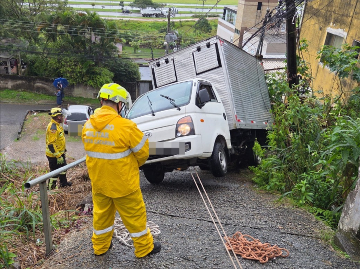 Caminhão colide contra poste após não conseguir vencer subida em Florianópolis