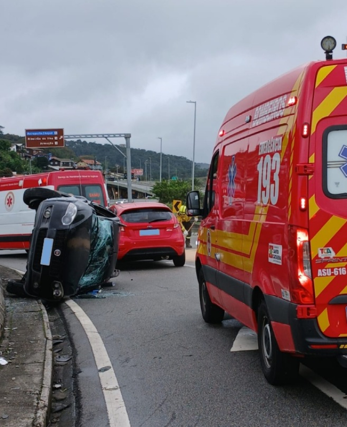 Acidente na Costeira do Pirajubaé deixa mulher ferida após carro derrapar em óleo na pista