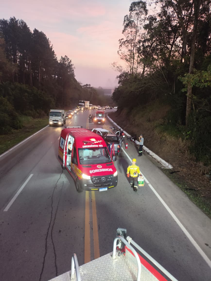 Colisão envolvendo três veículos deixa uma vítima fatal na BR-282, em Santo Amaro da Imperatriz