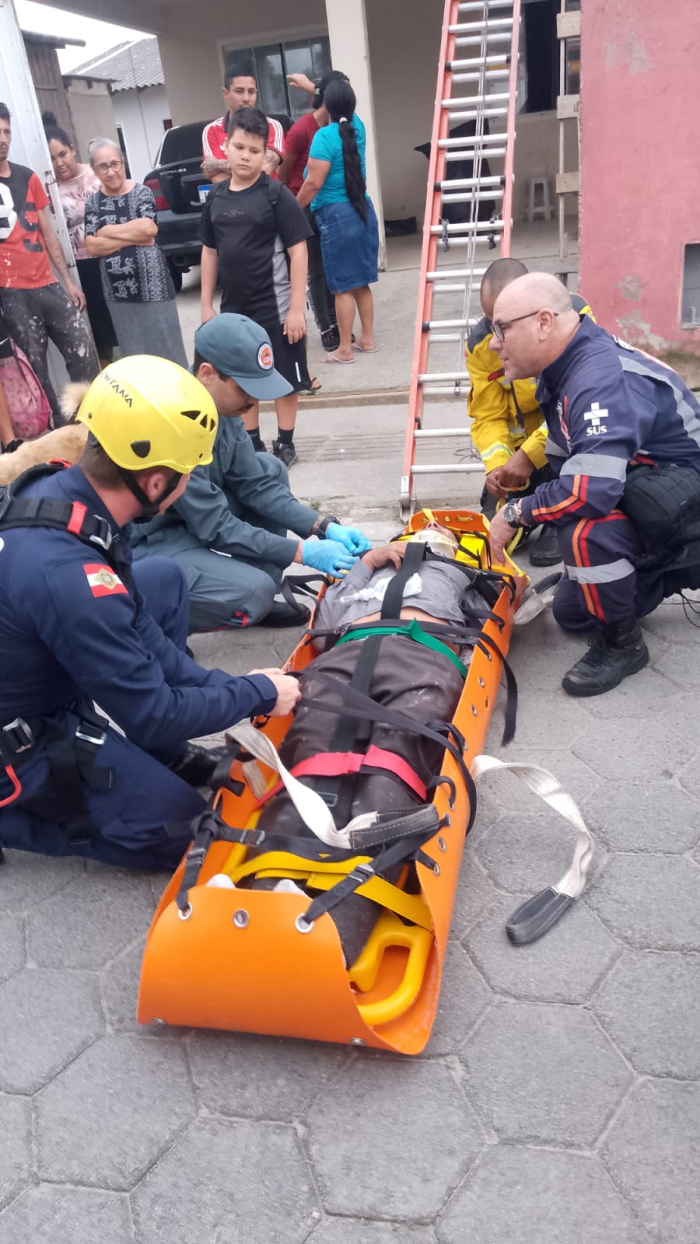 Homem fica ferido após cair de telhado em obra em São José