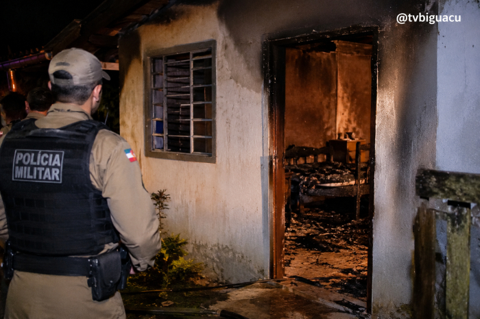 Idoso acamado tem 82% do corpo queimado após invasão de residência em SC