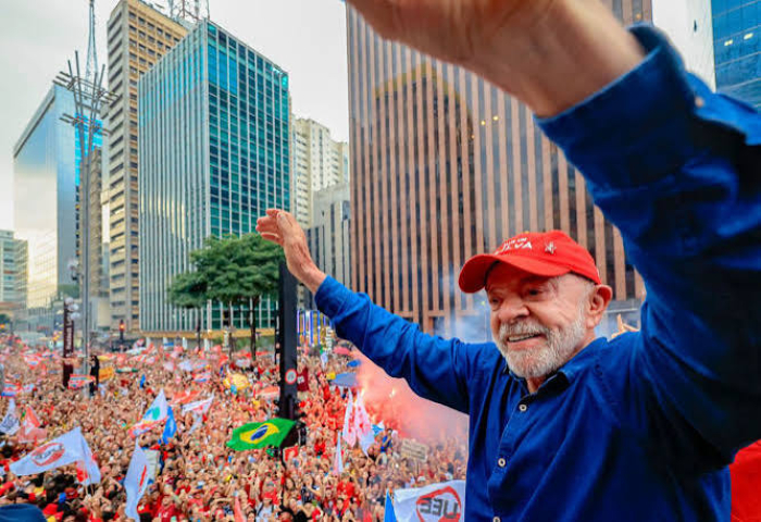 Lula é reeleito presidente do Brasil após disputa com Flávio Bolsonaro