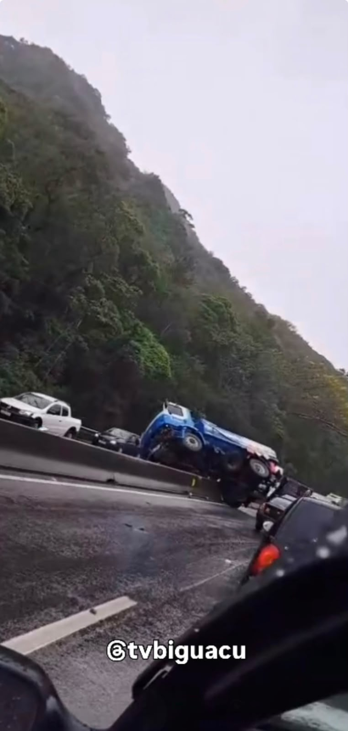 Acidente bloqueia trânsito no Morro dos Cavalos, em Palhoça